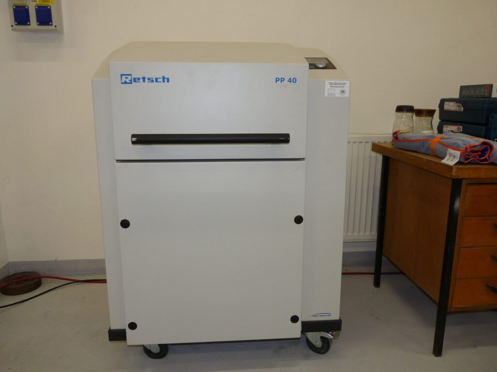 Laboratorny univerzalny lis na vzorky biomasy