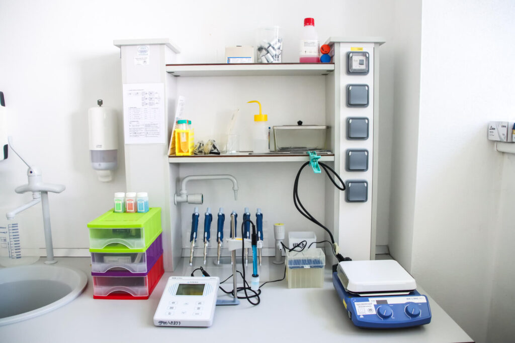 mikropipety, vortex, pH meter, stojan, dávkovače, zásobníky